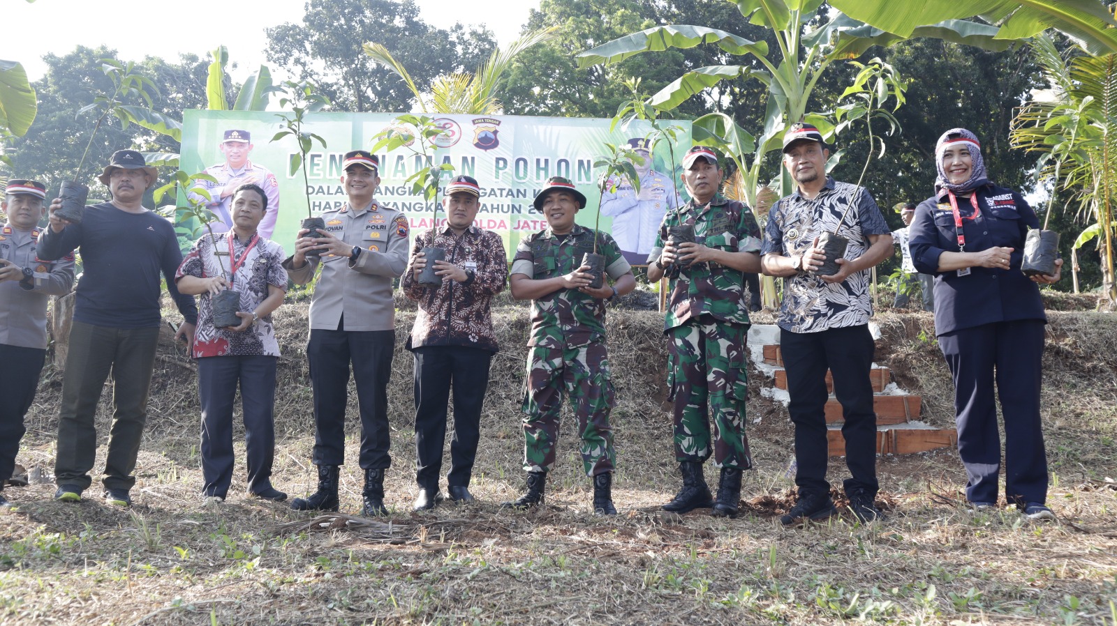 Dandim Pemalang Bersama Forkopimda Tanam 100 Pohon Alpukat dan Lepas Burung Perkutut 78 Ekor