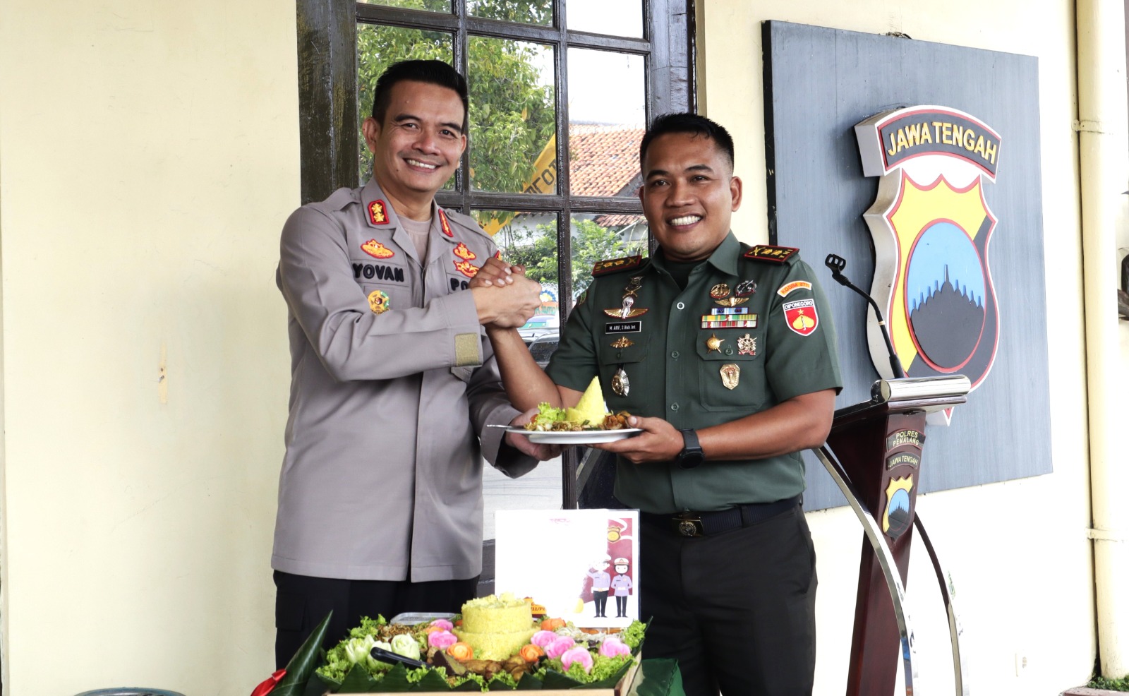 Dandim Pemalang Pimpin Langsung Berikan Kejutan HUT Bhayangkara Ke Mapolres Pemalang