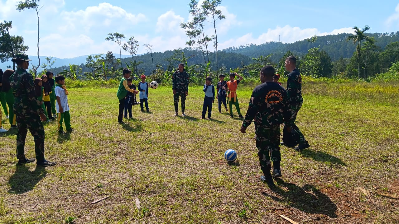 Keseruan Anggota Satgas TMMD ke 122 Kodim Pemalang Saat Bermain Dengan Anak – Anak Sekolah Dasar.