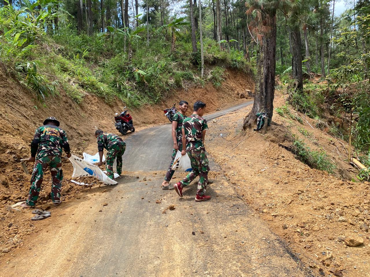 Jelang Penutupan, Satgas TMMD ke 122, Kodim Pemalang Kembali membersihkan Sisa Longsoran Tebing