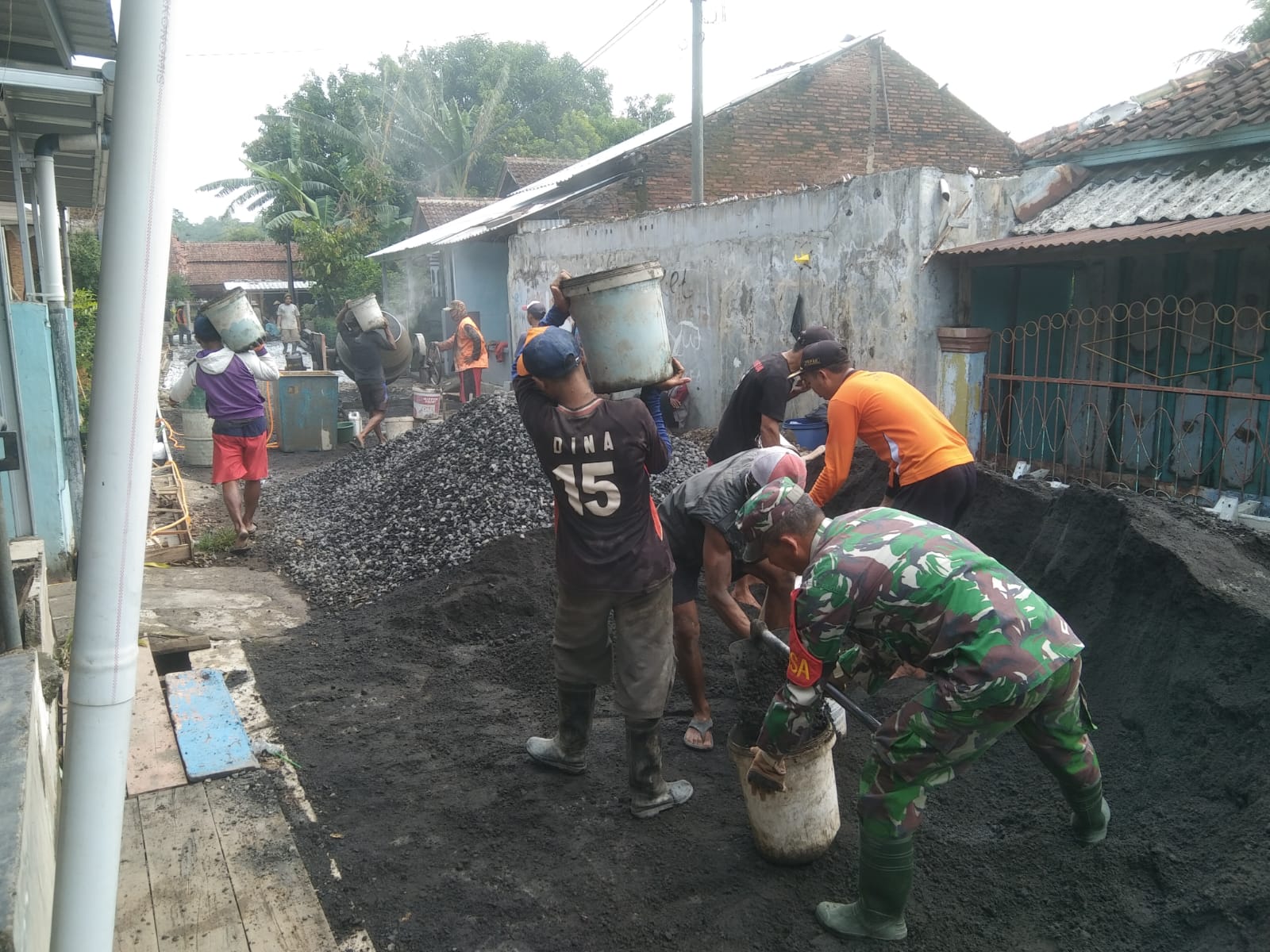 Gotong royong pengecoran jalan Bersama Babinsa Desa Karangmoncol