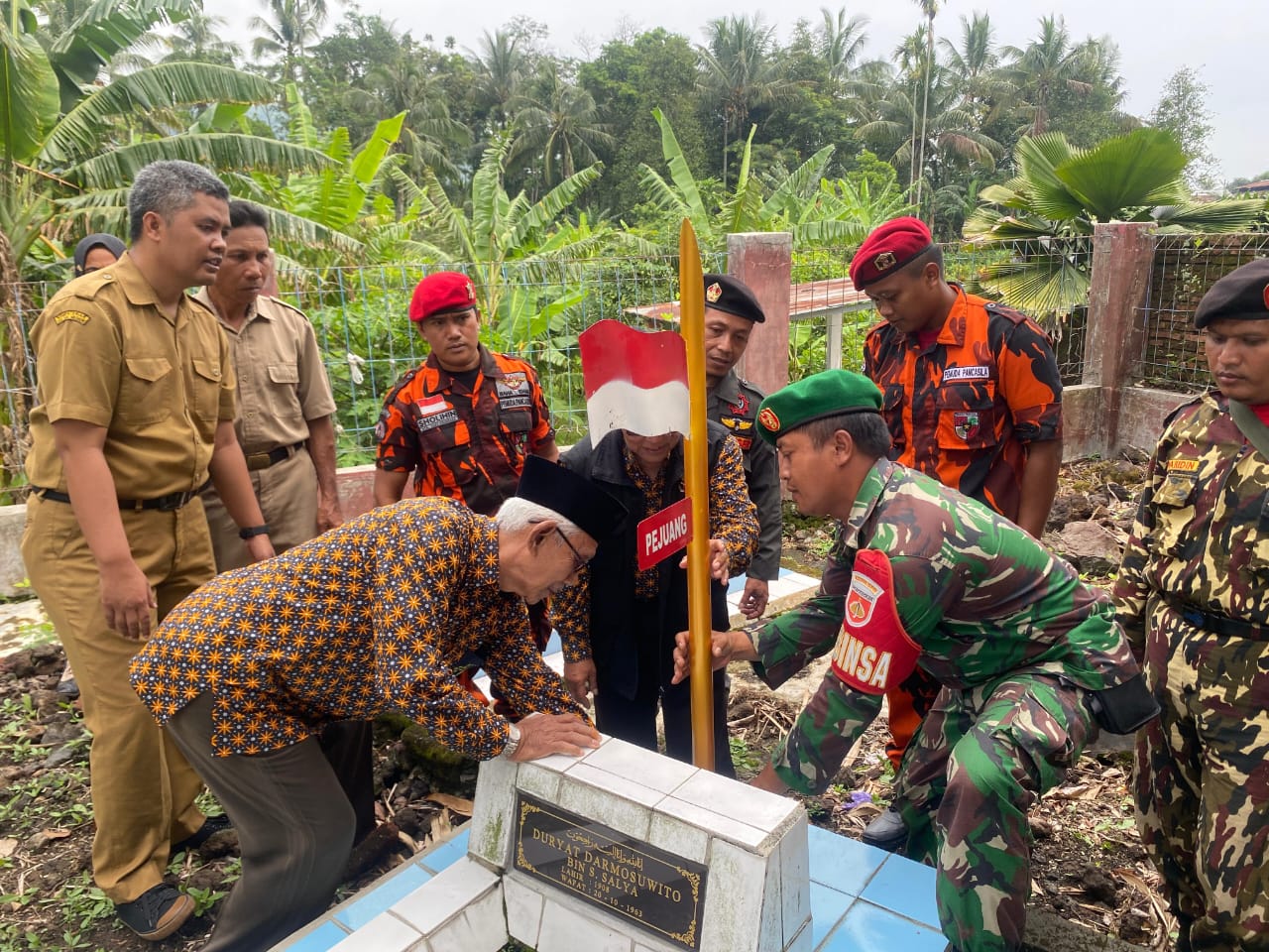 Mengenang Jasa Pahlawan: Pemancangan Bambu Runcing Berbendera Merah Putih Sebagai Bentuk Penghormatan