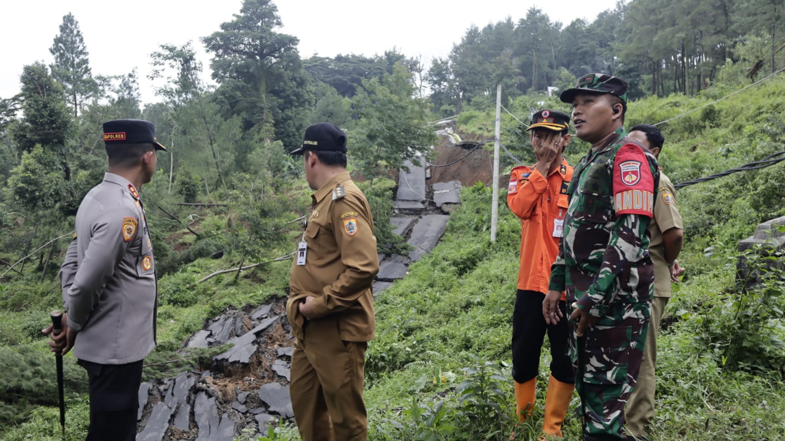 Dandim Pemalang Bersama Forkopimda Tinjau Langsung Bencal Tanah Longsor di Desa Wisnu Watukumpul