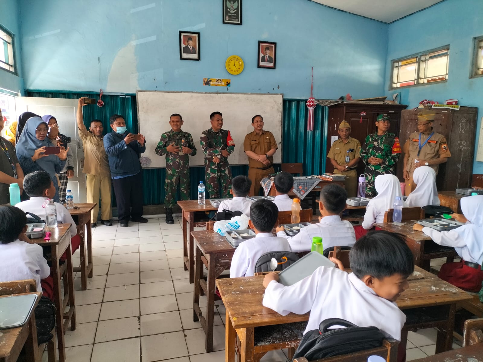Peninjauan Louncing Pemberian Makan Bergizi Gratis (MBG) kepada Masyarakat Belik di SPPG Sangkuli oleh Dandim 0711 Pemalang