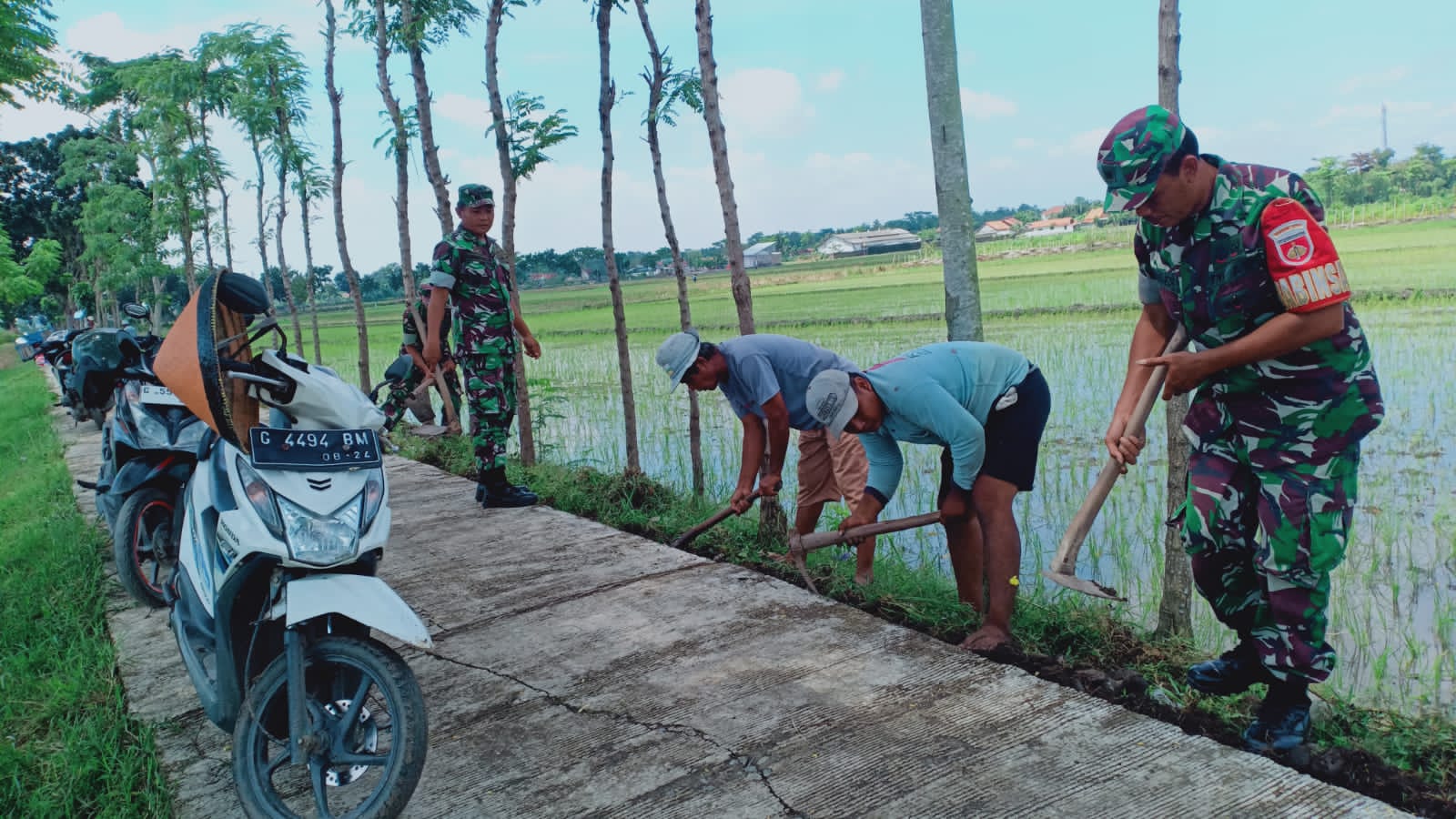 Anggota Koramil Comal Bersama Kelompok Tani Sarwodadi 3 Kerja Bakti Pembuatan Saluran Air