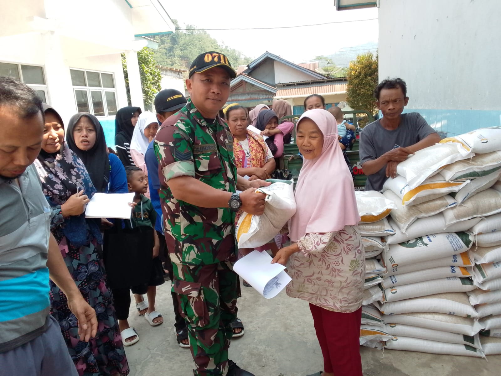 Babinsa Hadir di Tengah Warga, Dampingi Penyaluran Bantuan Pangan dari Bulog di Desa Jojogan
