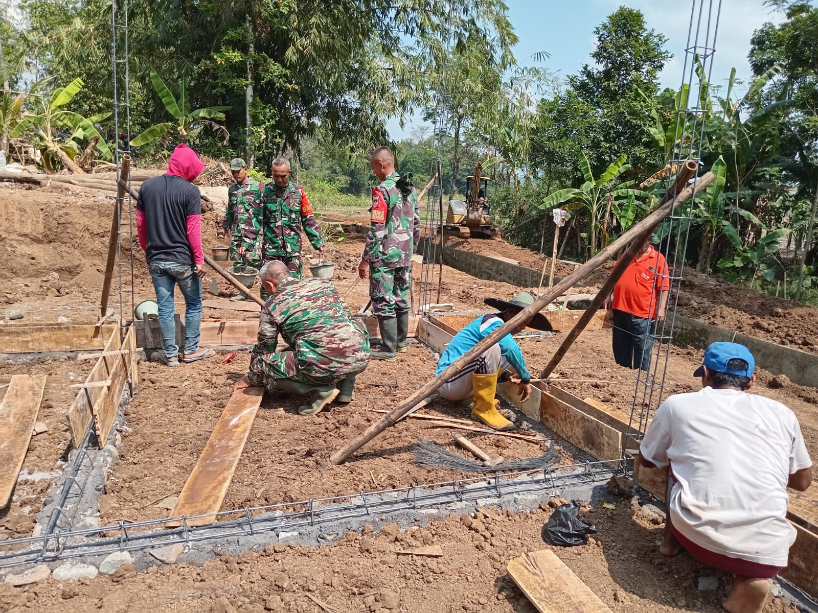Satgas TMMD Sengkuyung Bersama Warga Desa Wanarata Garap RTLH