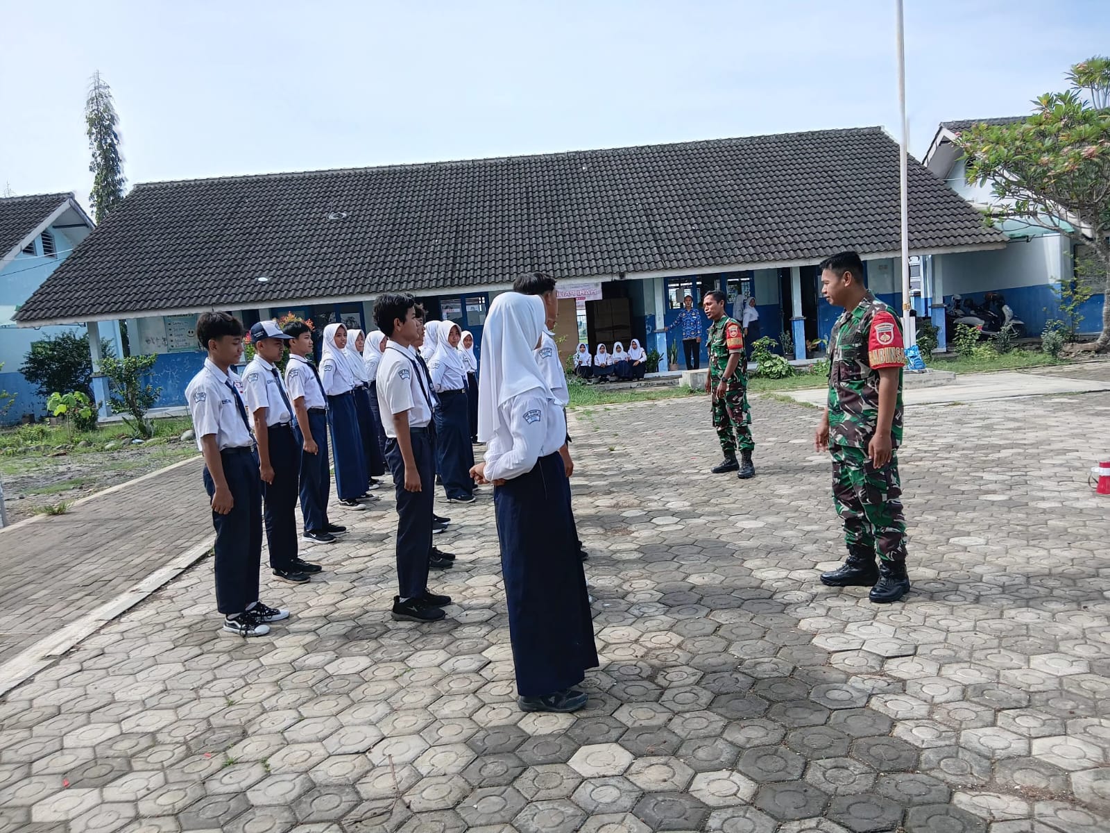 Babinsa Koramil 05/Ulujami Gelar Latihan Dasar Kepemimpinan OSIS di SMPN 5 Ulujami