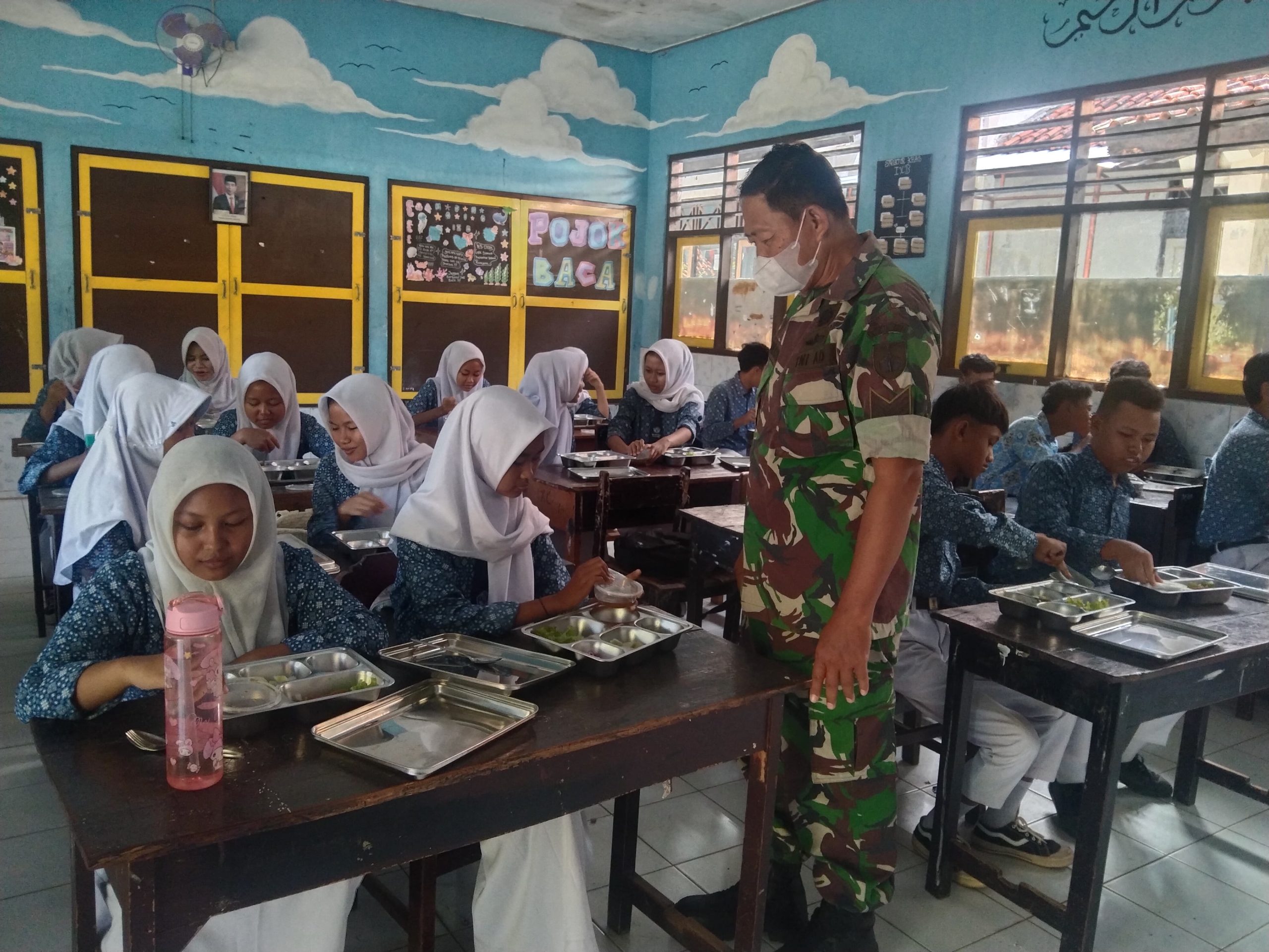 Babinsa Desa Saradan Dampingi Launching Pendistribusian Makan Bergizi Gratis (MBG) SPPG Saradan