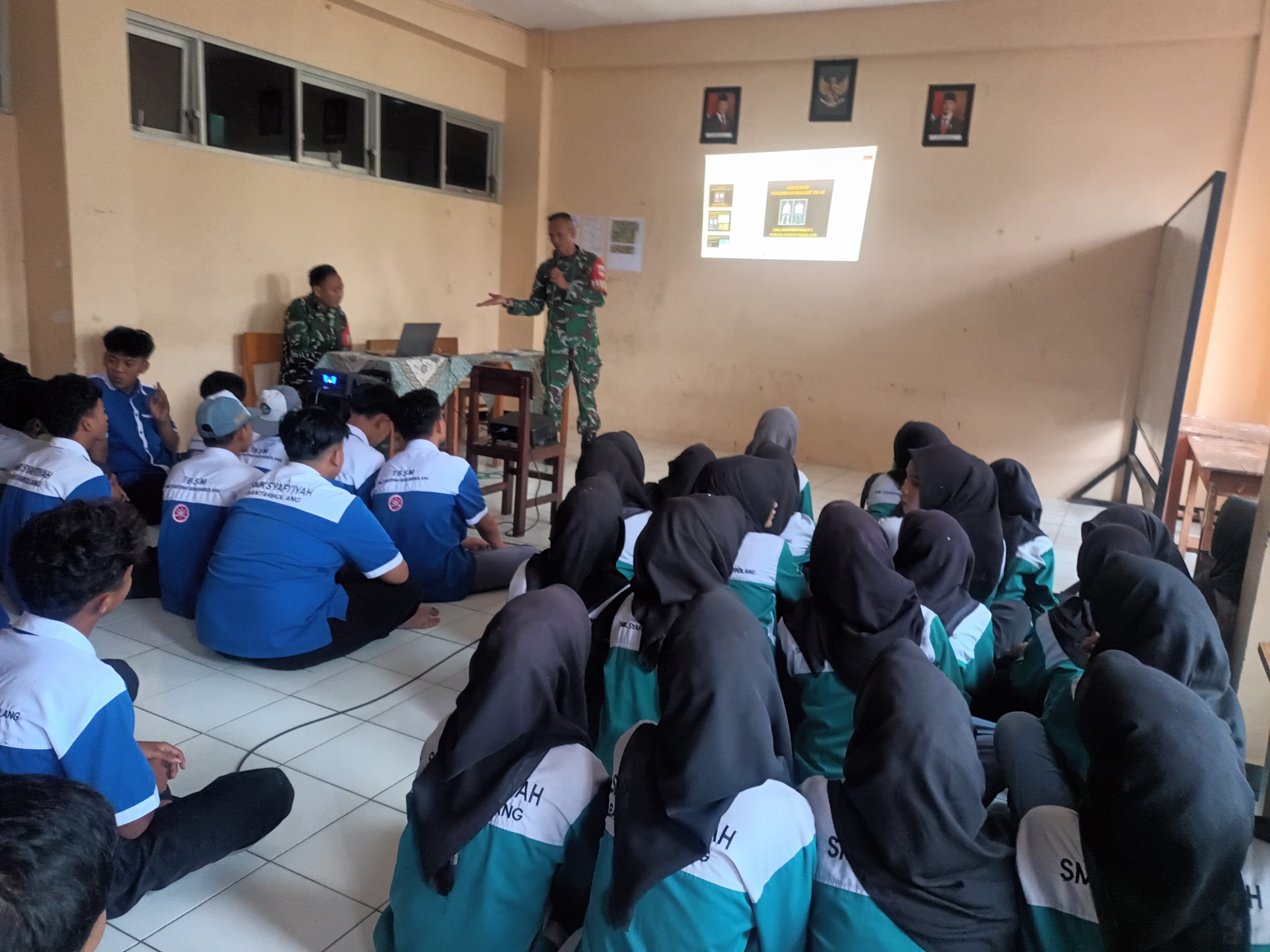 Anggota Koramil Bantarbolang Kodim Pemalang Laksanakan Kampanye Kreatif Penerimaan CABA CATA PK Gel. I TA. 2026