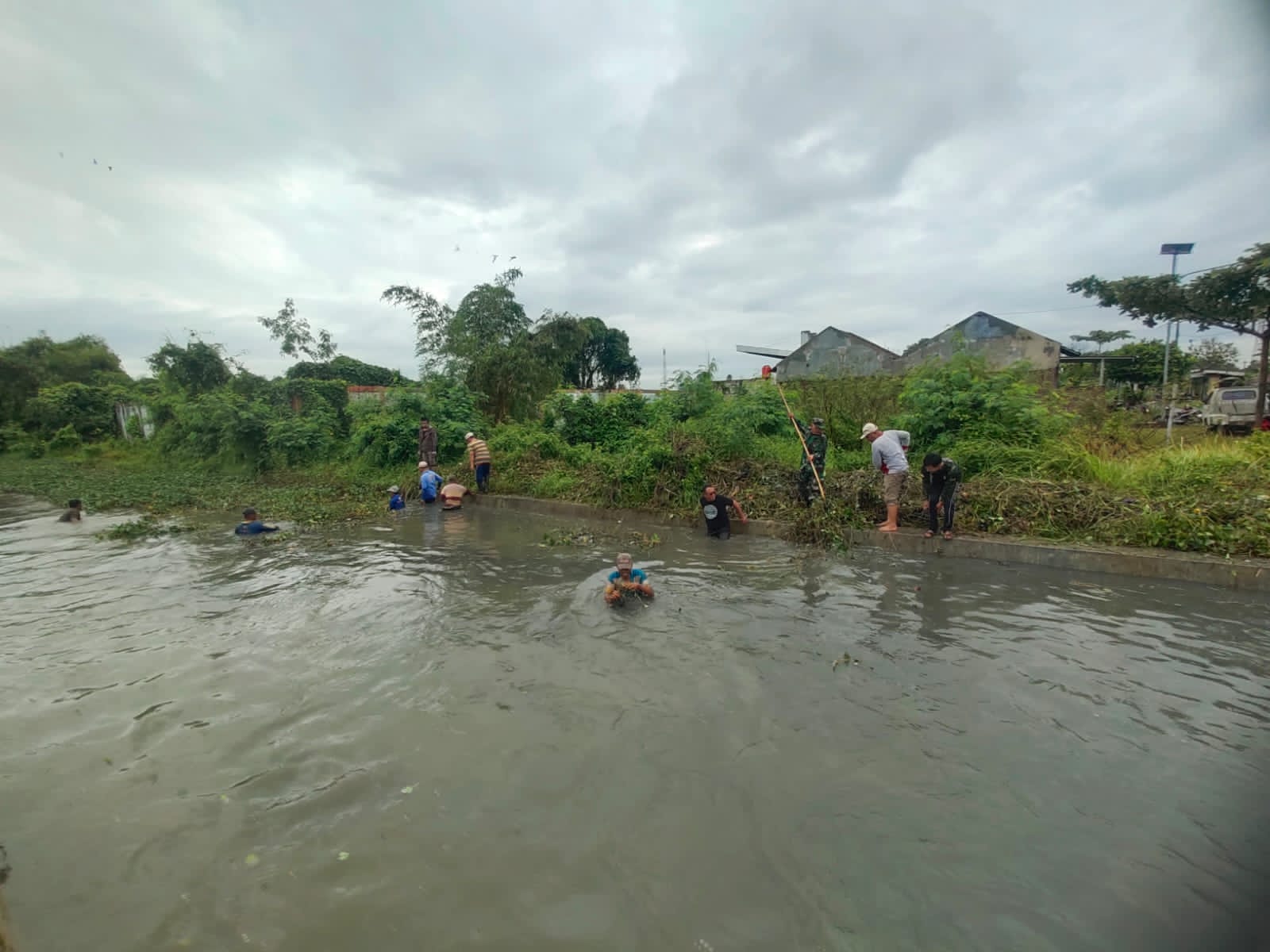 Koramil 04/Comal Adakan Gerakan Bersih Sungai Banger, Antisipasi Banjir di Musim Hujan