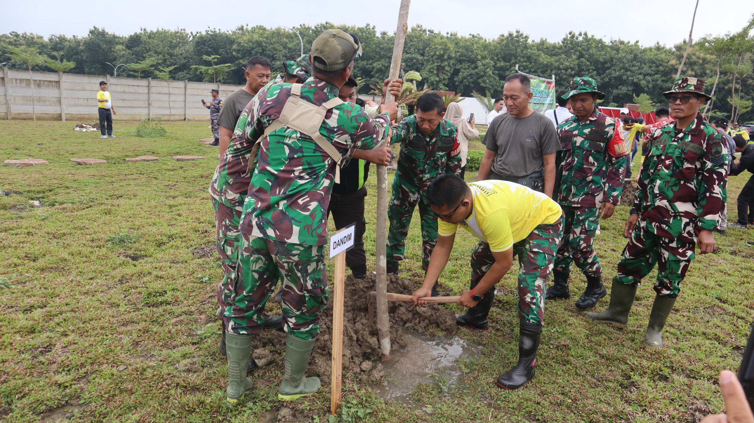 Peringati Hari Jadi ke-451, Dandim Pemalang Bersama Forkopimda Tanam Pohon Serentak