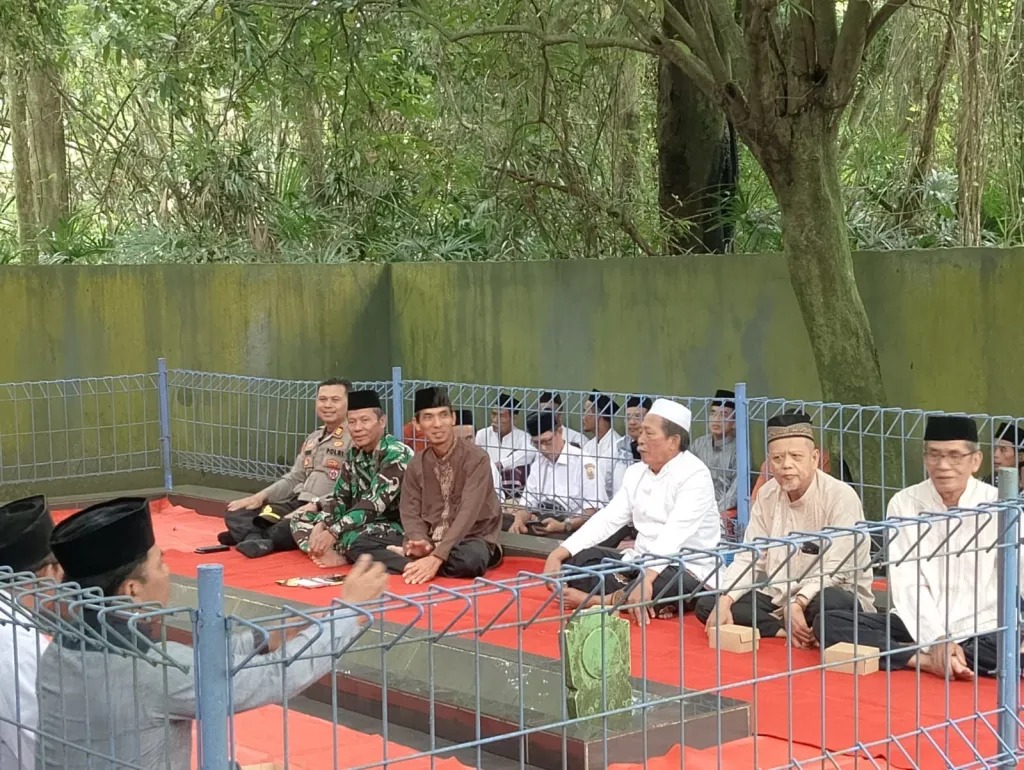 Danramil Bersama Forkopimca Petarukan Ziarah Makam Leluhur Peringati Hari Jadi Kabupaten Pemalang ke-451