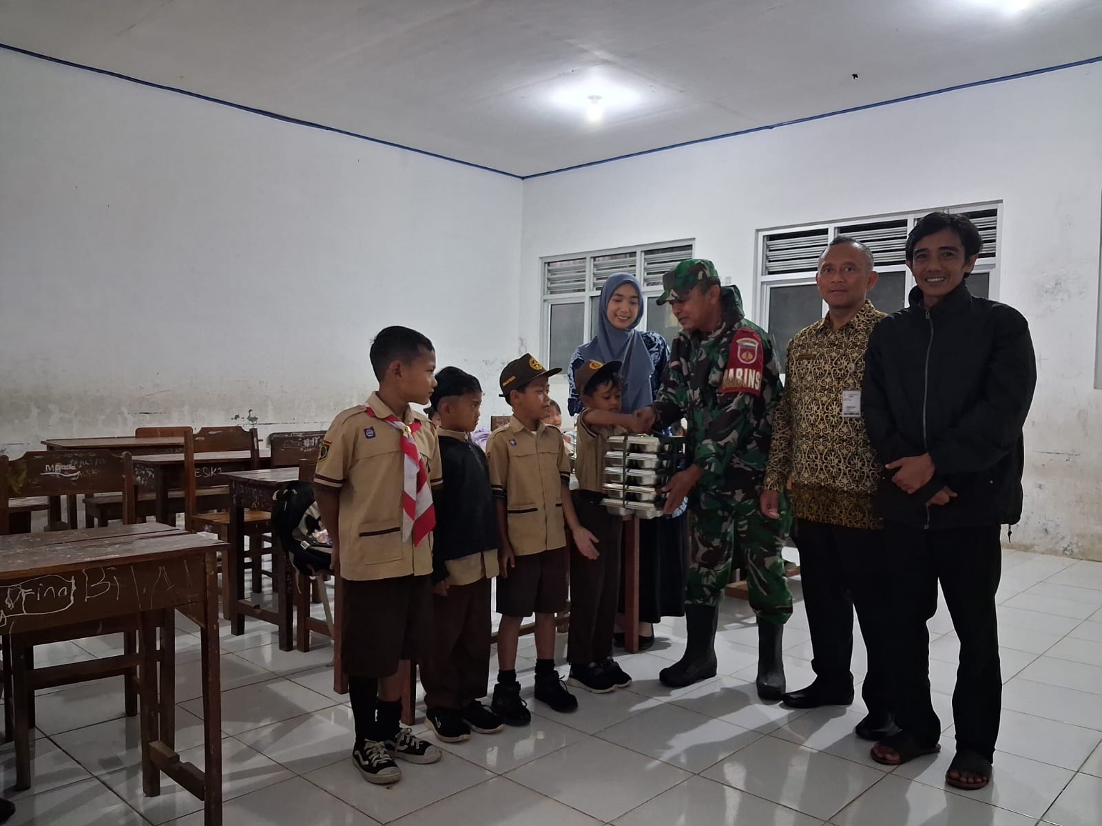 Babinsa Koramil 13/Pulosari Dampingi Pendistribusian Makan Bergizi Gratis di SPPG Karangsari