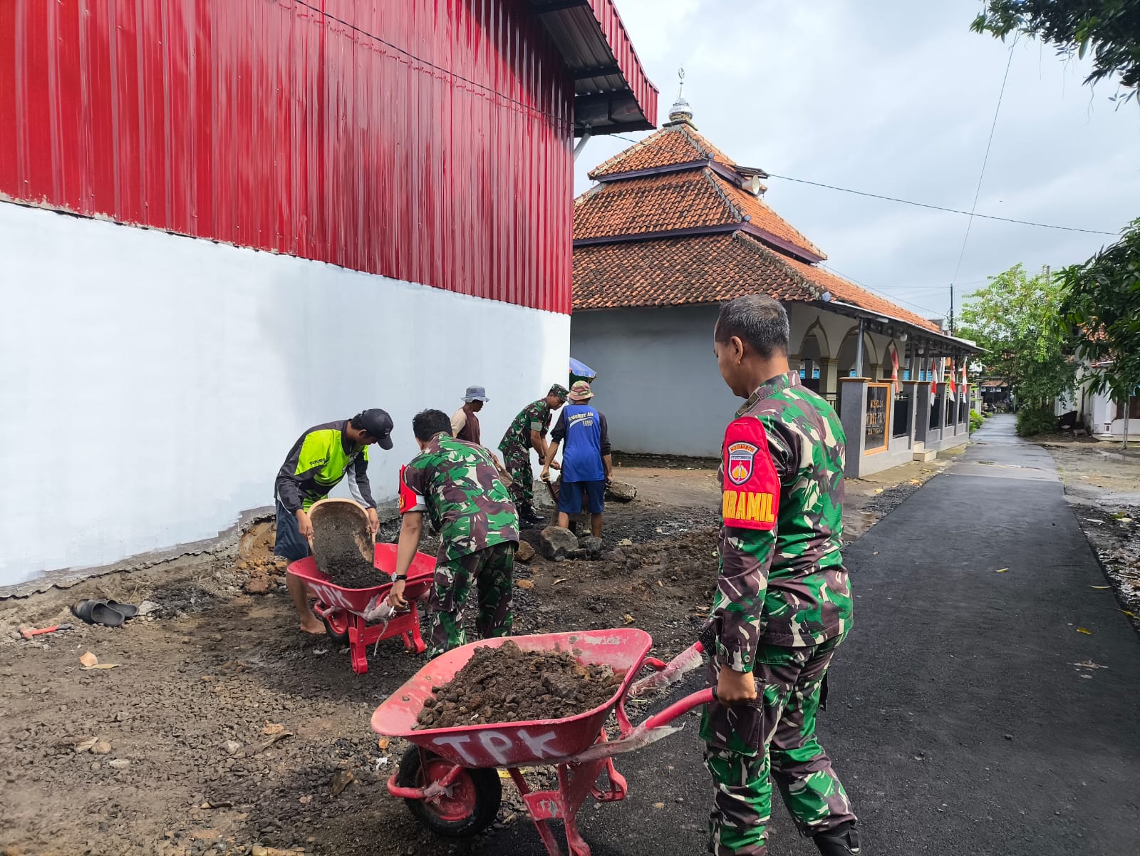 Kolaborasi Koramil 02/Taman Bersama Warga Dalam Rangka Louncing Perdana KDKMP.