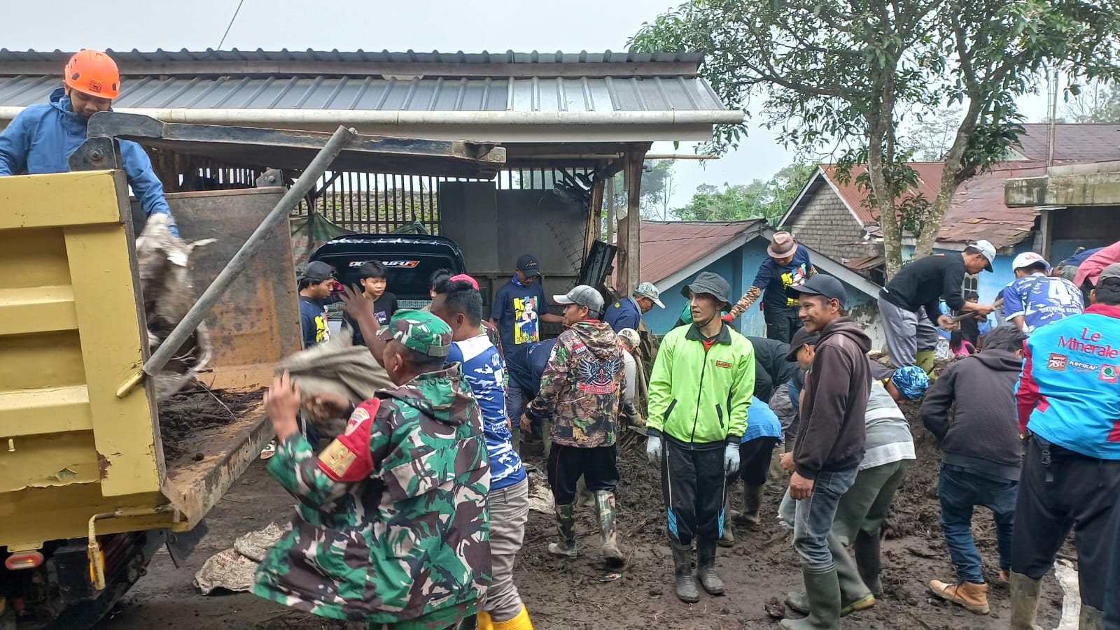 Koramil 13/Pulosari Gotong Royong Bersihkan Lokasi Pasca Banjir Bandang di Desa Penakir