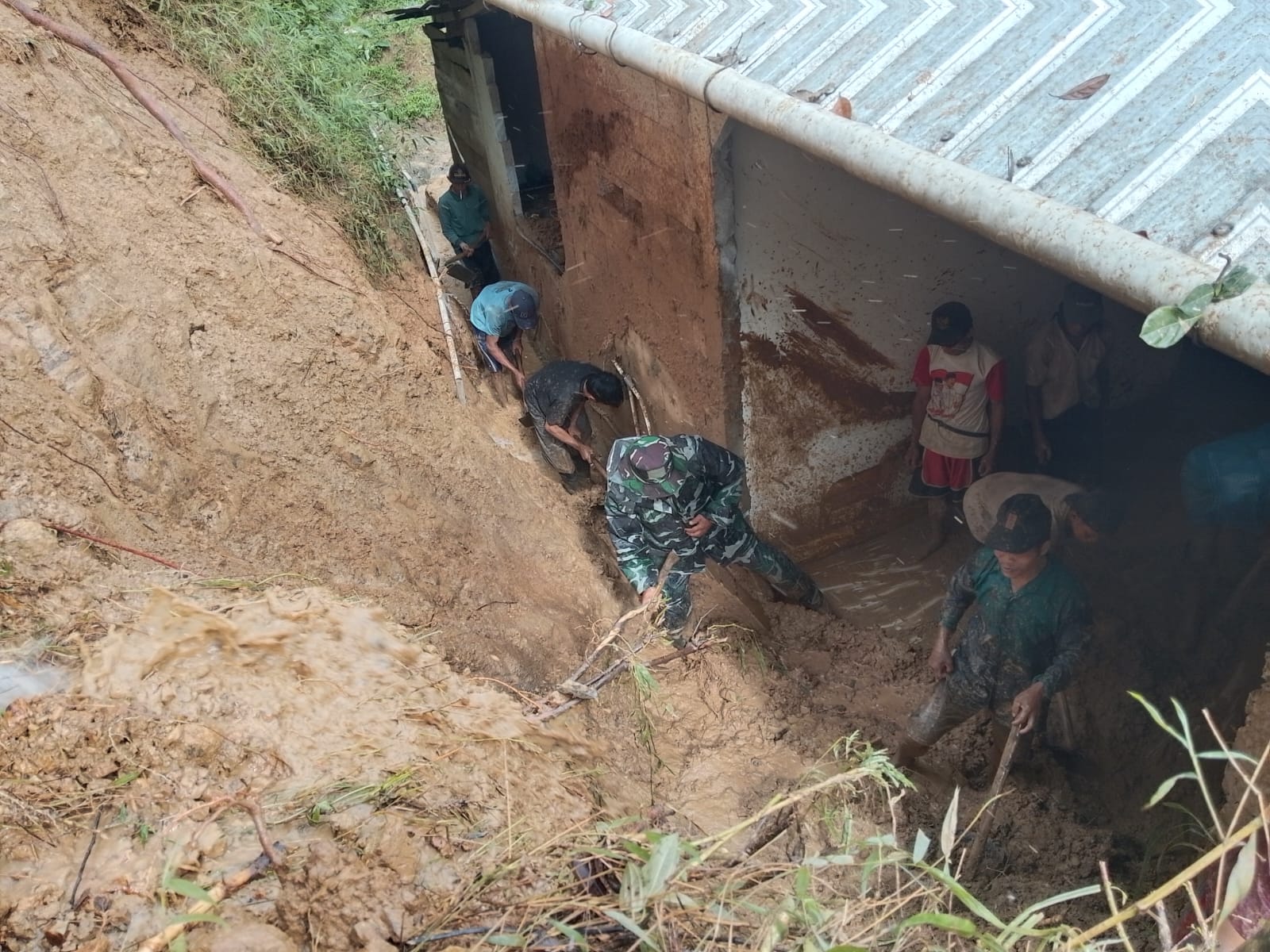 Babinsa Koramil 12/Watukumpul Sigap Tangani Longsor di Desa Jojogan