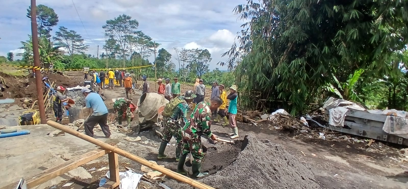 Kolaborasi Koramil 13/Pulosari Bersama Warga dan Relawan Bangun Jembatan Bailey di Desa Penakir