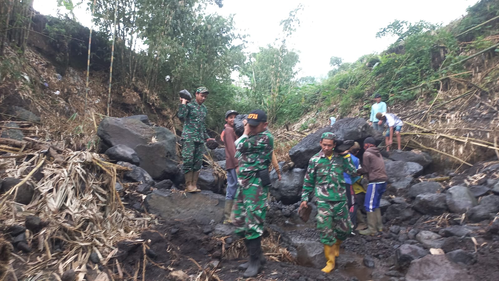 Babinsa Koramil 13/Pulosari Gotong Royong Bantu Pembuatan Jembatan Armco di Desa Penakir