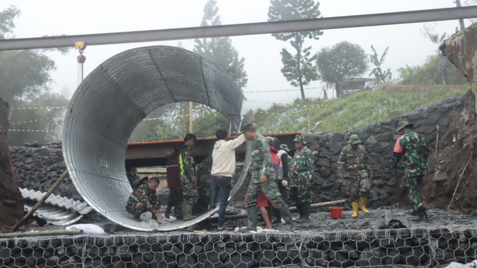 Kodim 0711/Pemalang Laksanakan Karya Bakti Pembuatan Jembatan Bailey dan Armco di Penakir