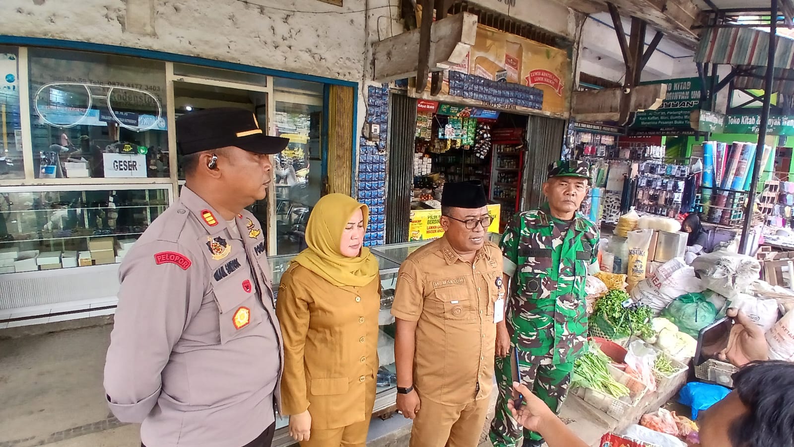 Danramil 04/Comal Bersama Forkopimcam Monitoring Stabilitas Harga dan Ketersediaan Sembako di Pasar Tradisional Comal