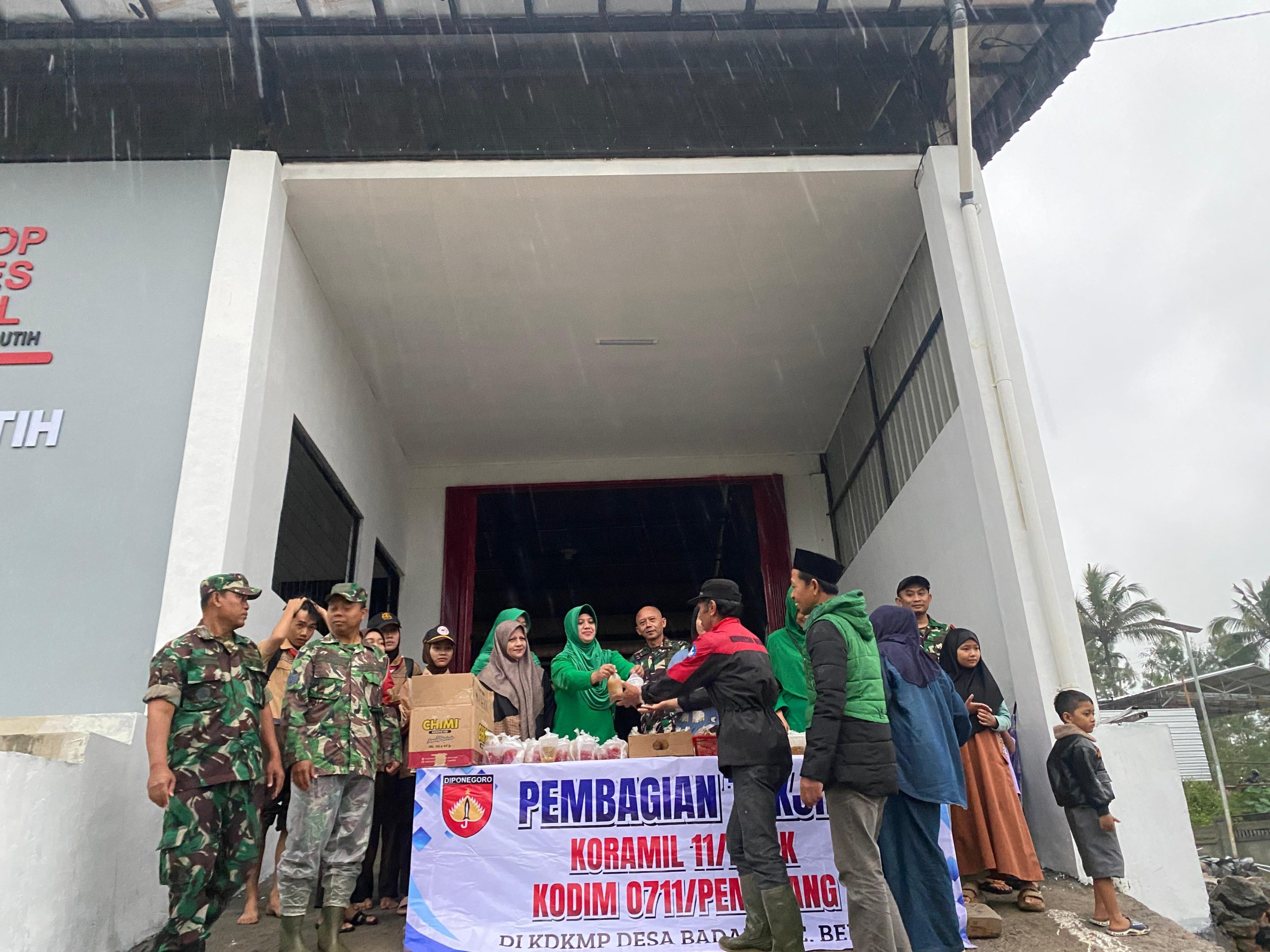 Koramil 11/Belik Monitoring UMKM dan Bagikan Takjil di Lokasi KDKMP Desa Badak