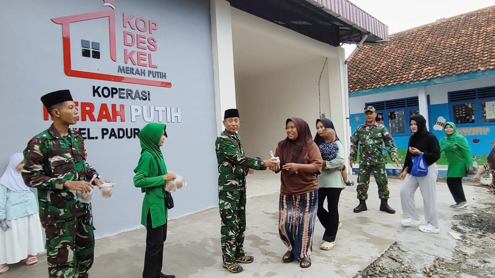 Ramadhan Penuh Berkah, Koramil 01/Pemalang Bersama Persit Bagikan 300 Takjil kepada Warga Paduraksa