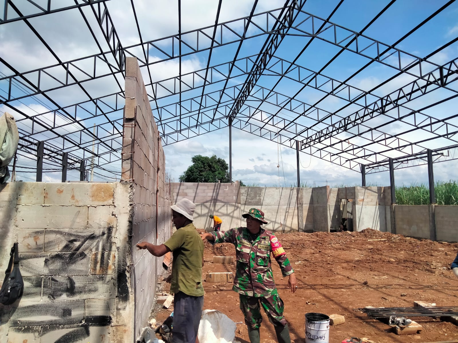 Babinsa Koramil 04/Comal Laksanakan Pendampingan Pembangunan KDKMP Desa Tumbal