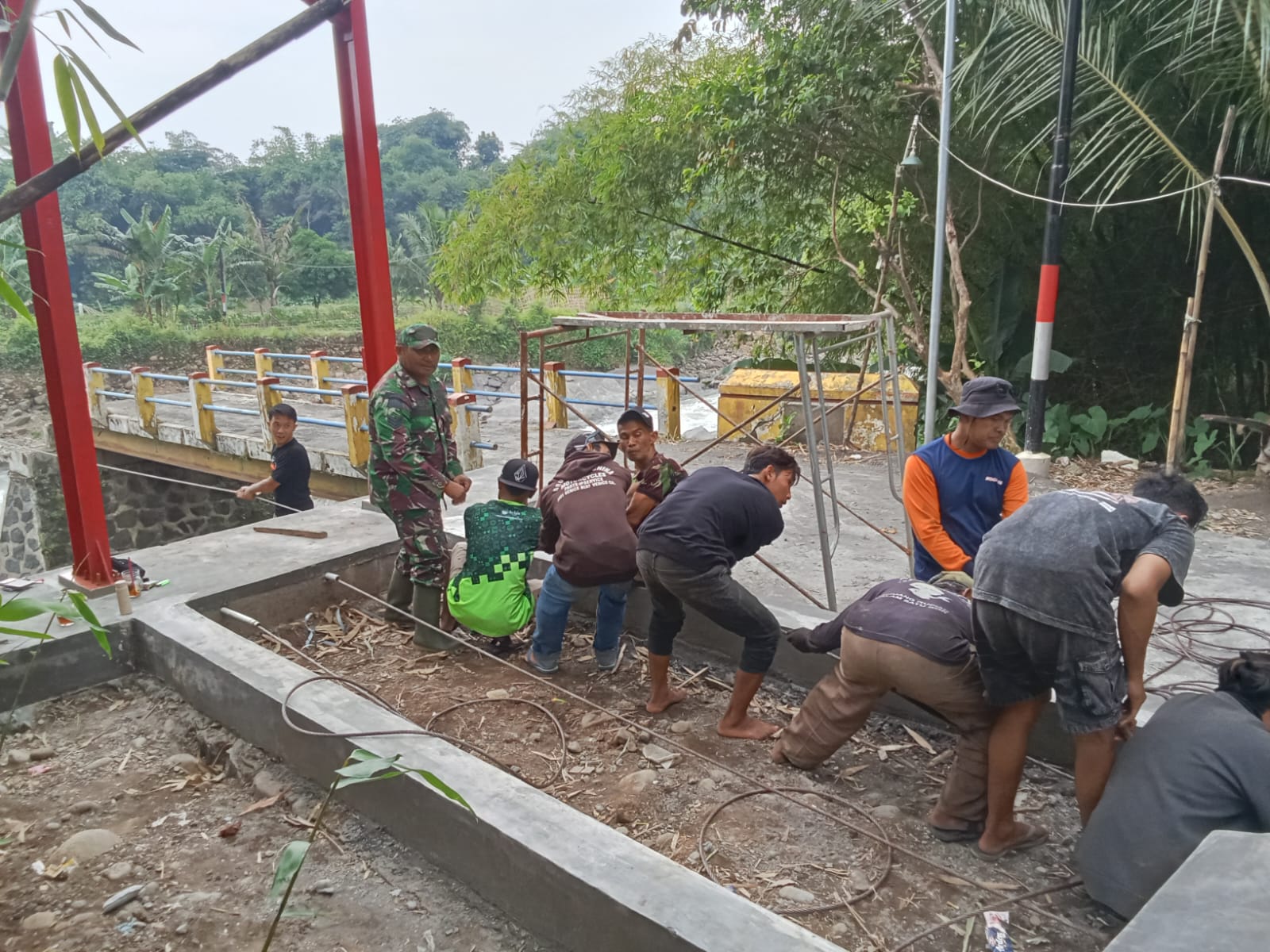 TNI dan Warga Lanjutkan Pembangunan Jembatan Garuda, Fokus Pemasangan Sling Bawah